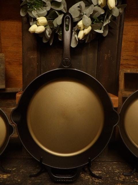 10" Victoria Cast Iron Skillet - CNC Machined Smooth