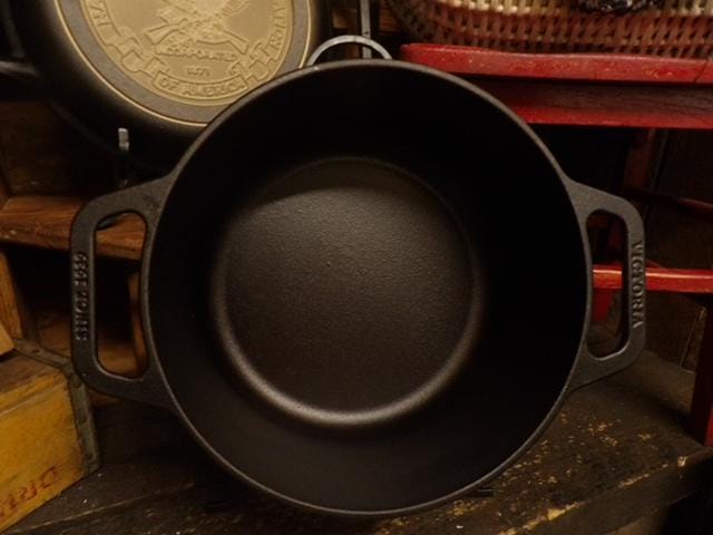 Personalized 6 Qt Cast Iron Dutch Oven Combo Cooker - Victoria